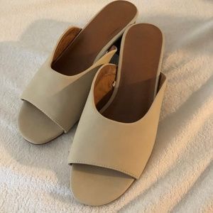 Women's size 8 Universal Thread sandals